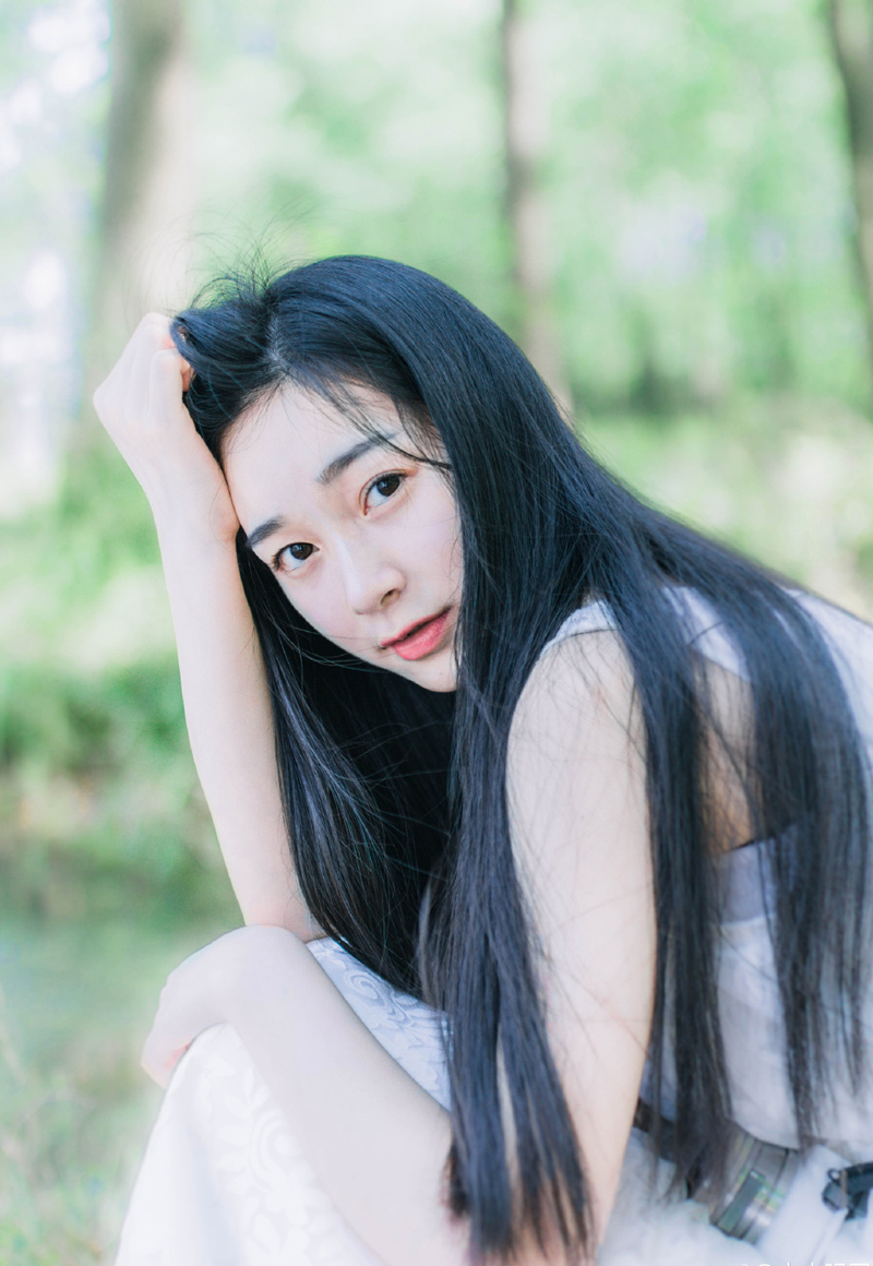 “原来如此，难怪敢硬撼我弩阵，只是不知那滕盾能支撑多久？”魏延闻言点点头，令旗挥动，继续保持着箭簇的射击，同时开始前移，三排人马不断调动着方位，前排的射手将箭匣射空之后，迅速后退，后排射手紧跟着继续射击，形成连绵不断的箭簇压制，而严颜也开始缩小阵型，向这边开来。